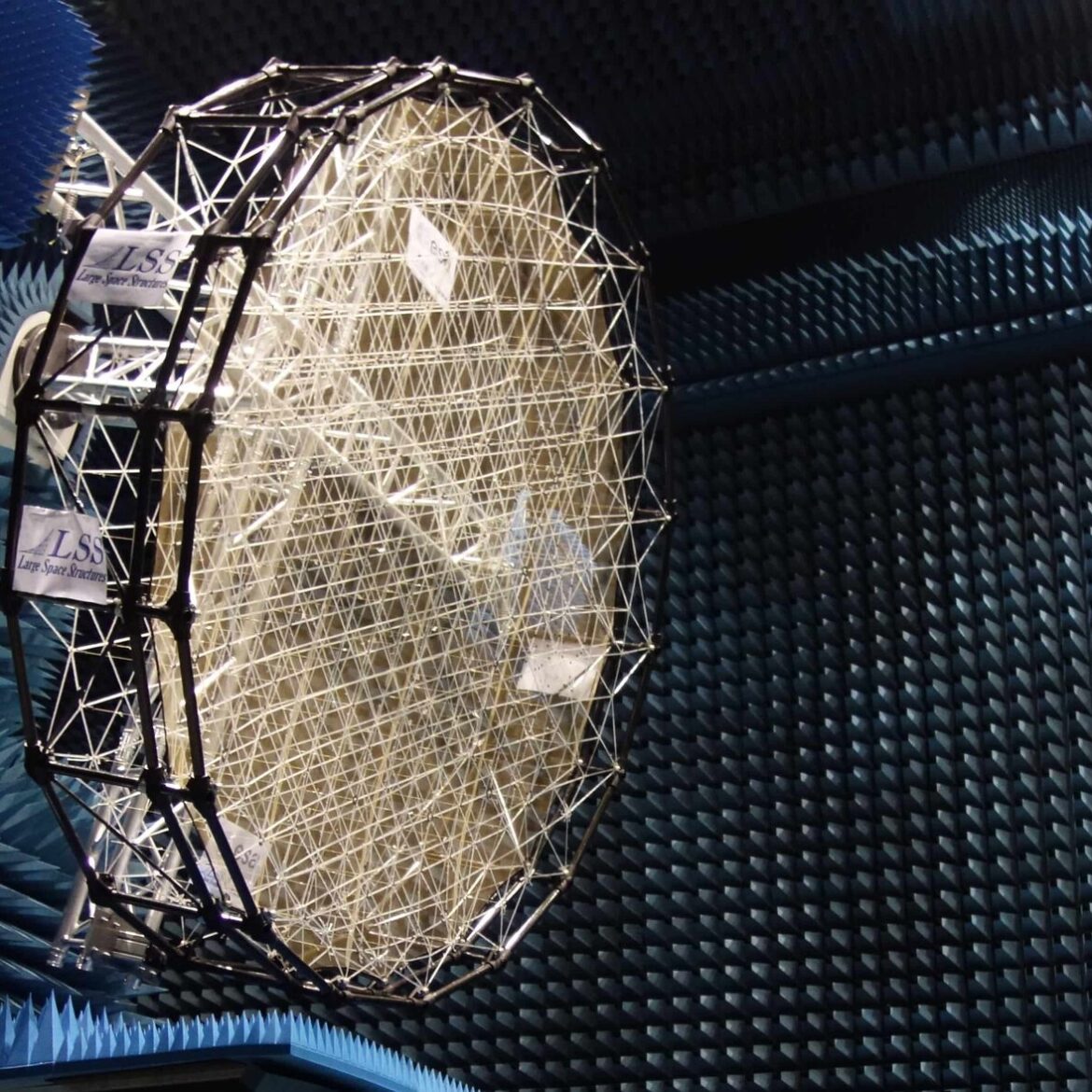 Mesh_reflector_for_shaped_radio_beams_pillars