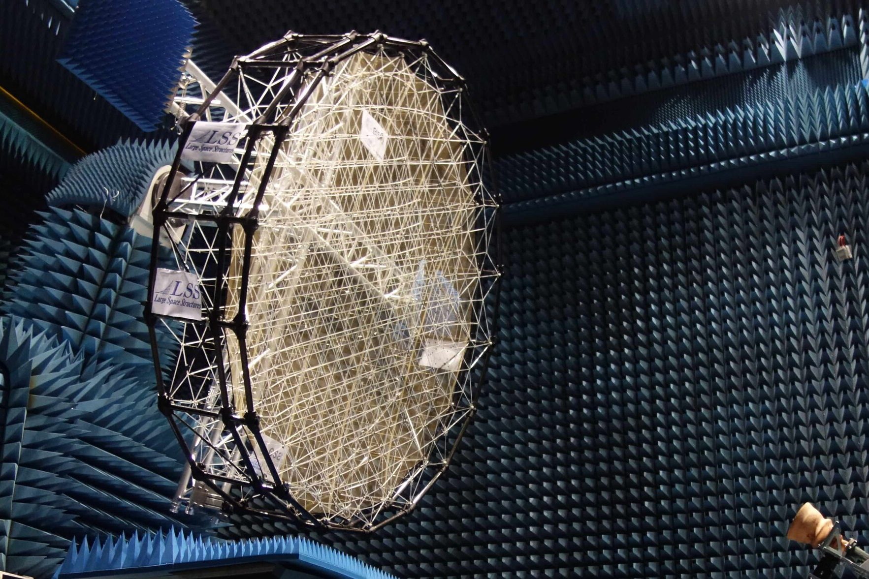 Mesh_reflector_for_shaped_radio_beams_pillars