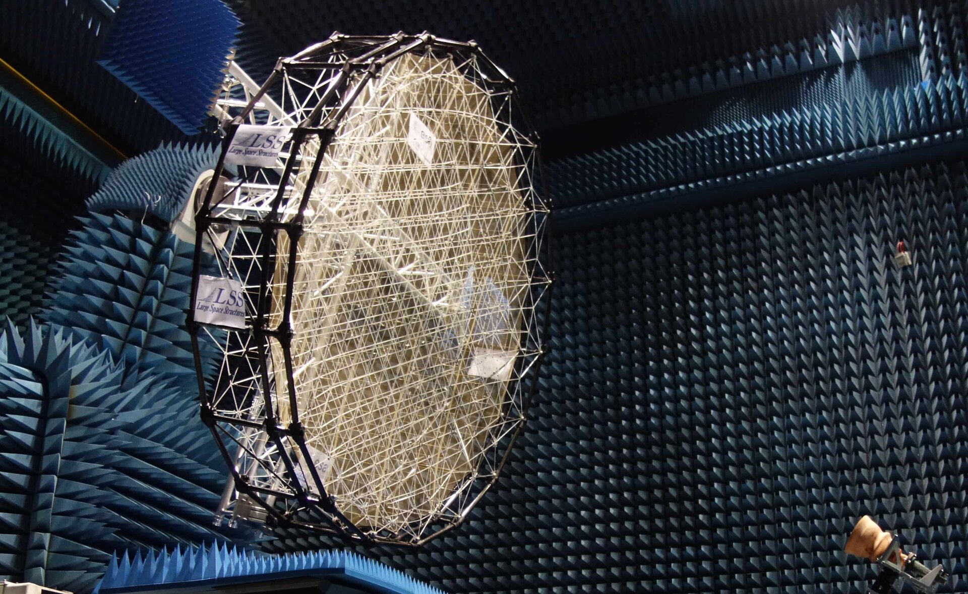 Mesh reflector for shaped radio beams - Large Space